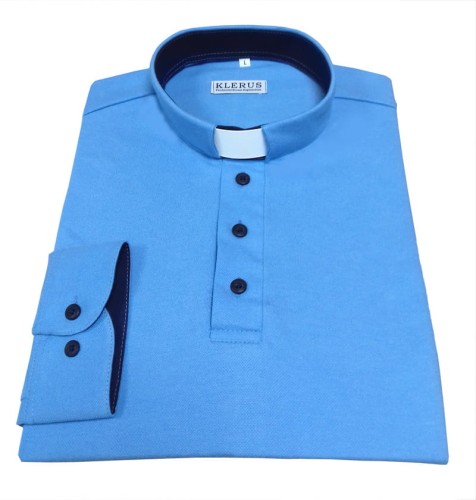 Koszulka polo niebieska z długim rękawem.