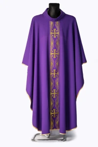 Ornat liturgiczny w kolorze fioletu z ozdobnym pasem